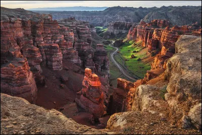 Dans quel pays situez vous le canyon de Charyn, impressionnante formation géologique que vous pouvez voir sur cette photo ?