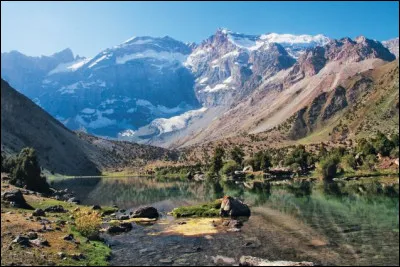 Parmi ces pays d'Asie centrale, lequel borde la mer Caspienne ?