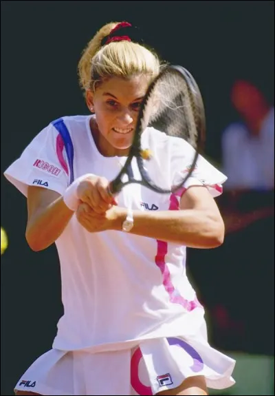 Cette joueuse de tennis yougoslave naturalisée américaine, qui a remporté le tournoi de Roland-Garros en 1990 à 16 ans puis est devenue la plus jeune numéro un mondiale, c'est ... Seles.