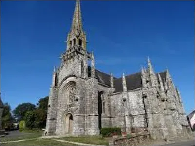 Nous sommes en Bretagne devant l'église Notre-Dame de Kernascléden. Commune de l'arrondissement de Pontivy, elle se trouve dans le département ...