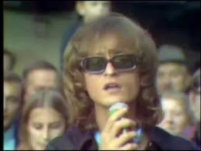 ''Dans la maison vide'' est une chanson de Michel Polnareff. ''La Maison vide'' est le titre d'un roman dans lequel réapparaît un héros qu'on croyait disparu dans les chutes du Reichenbach après son combat contre le professeur Moriarty. Quel est son nom ?