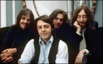 ''Come Together'' est un titre des Beatles. ''Together'' signifie ''ensemble''. En 2000, quel chanteur a enregistré une chanson portant ce titre en compagnie de 1 000 choristes ?