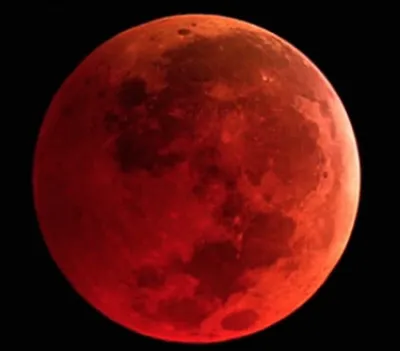 Quel est le nom de ce phénomène astronomique très rare qui résulte de la conjonction d'une phase de pleine lune et d'une éclipse solaire ?