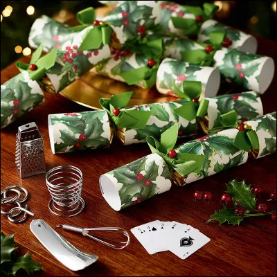 En Angleterre, comment s'appellent les papillotes qui cachent un cadeau et explosent quand elles sont tirées de chaque côté ?