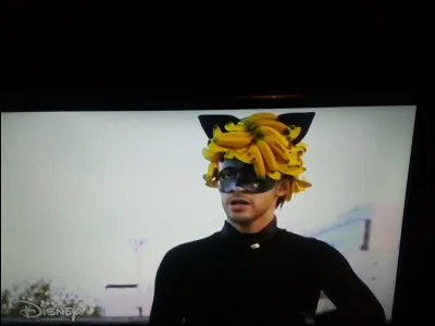 Qui joue le rôle d'Adrien ?