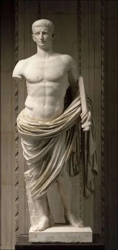 Quel empereur romain a donné son nom à un mur construit en Angleterre ?