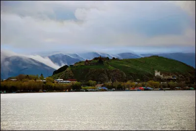 Par quelle mer est-elle bordée ?