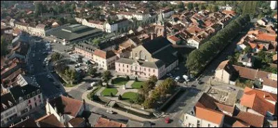 Cette petite ville de 4 900 habitants du département des Hautes-Pyrénées, située dans la vallée de l'Adour, c'est ...