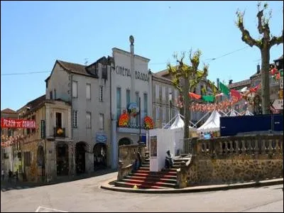 Ce bourg de 3 500 habitants du département du Gers, situé sur les collines de l'Armagnac, c'est ...