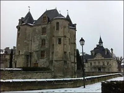 Cette commune de 1600 habitants, située dans le département de l'Aisne entre Compiègne et Soissons, dont le donjon transformé au XVIIe siècle domine la place du village, c'est ...