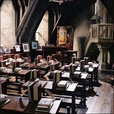 Tu arrives dans ta salle de cours à Poudlard et il n'y a personne. Tu vois plusieurs objets, que fais-tu ?