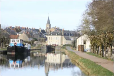 Cette commune de 900 habitants, situ&eacute;e entre Nevers et Ch&acirc;teau-Chinon et travers&eacute;e par le canal du Nivernais, c'est ...