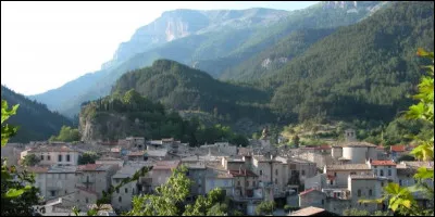 Ce village de 550 habitants du d&eacute;partement de la Dr&ocirc;me, bord&eacute; au nord par les premi&egrave;res pentes du Vercors, c'est ...