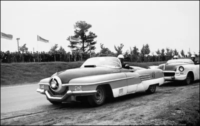 Ce bidule, surnommé ... , atteignait les 190 km/h, ce qui était une belle performance sur les pistes en 1950 !