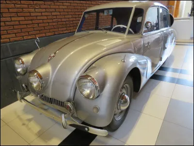 Ce modèle aérodynamique de 1948 est le produit d'une marque qui porte un nom de montagnes slovaques et chez laquelle le phare central est récurrent... Laquelle ?