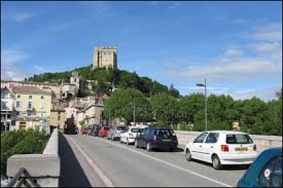 Nous commençons notre balade avec cette vue de Crest et de la tour du même nom. Commune d'Auvergne-Rhône-Alpes, dans l'arrondissement de Die, elle se situe dans le département ...