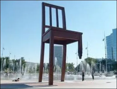 Que symbolise la sculpture monumentale "Broken Chair", expos&eacute;e sur la place des Nations &agrave; Gen&egrave;ve ?