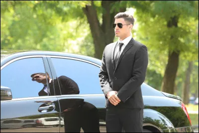 Ton petit frère (toujours le même) te demande de le protéger sur le chemin de l'école car il vient de t'avouer que les grands de CM2 le bousculent toujours tous les matins...