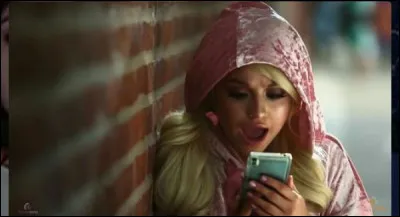 Que dit-elle à Karol quand celle-ci raccroche ?