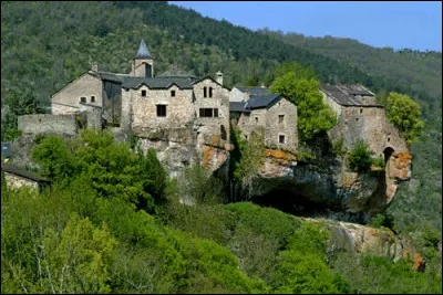 Village perch&eacute;, vertigineux et ancien repaire de brigands, je regarde fi&egrave;rement les Causses alentours. Je suis class&eacute; "charme et caract&egrave;re". Qui suis-je ?