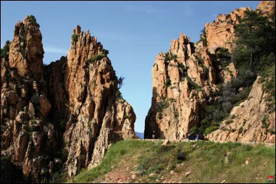 Mes congr&eacute;gations rocheuses sont class&eacute;es au patrimoine mondial de l'Unesco. Je suis encore plus magnifique au cr&eacute;puscule par mes couleurs rouss&acirc;tres. Je fais partie des plus beaux villages de France. Qui suis-je ?