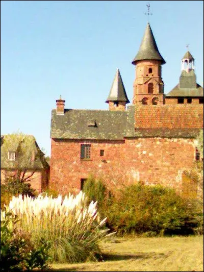 Quel est le premier des "plus beaux villages de France" dont le maire a eu l'id&eacute;e du concept et du futur classement ?