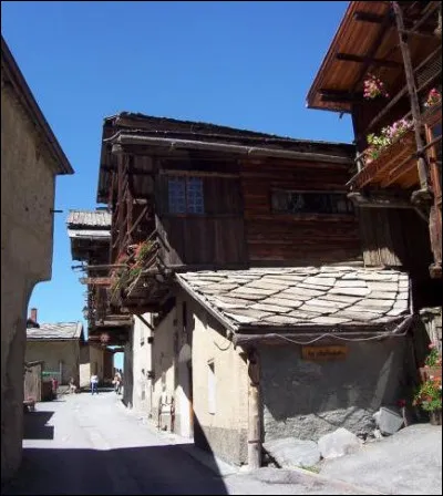 Quel plus beau village de France est situ&eacute; le plus haut ?