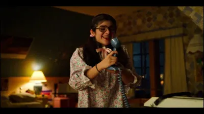 Comment s'appelle la petite copine de Dustin ?