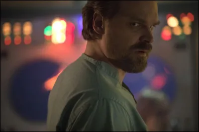 Comment s'appelle l'agent de police qui se charge de la disparition ?