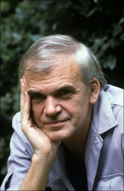 Cet &eacute;crivain tch&eacute;coslovaque, auteur de "La vie est ailleurs", "L'insoutenable l&eacute;g&egrave;ret&eacute; de l'&ecirc;tre", "L'Art du roman", c'est ... Kundera.