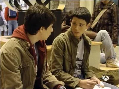 Qui est assis  droite ?