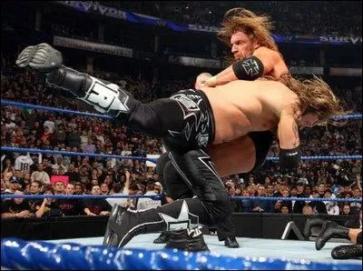 De qui Edge est-il en train de porter son Spear ?