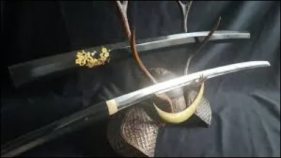 Quelle dénomination décrit l'ensemble des armes blanches fabriquées selon une technique japonaise particulière ?