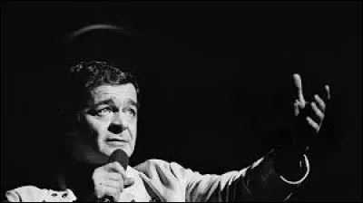 Serge Reggiani a chanté ''Votre fille a vingt ans''. Dans sa chanson ''Vingt ans'', Pierre Bachelet évoque des événements des années 60. Quel intrus ai-je ajouté ?