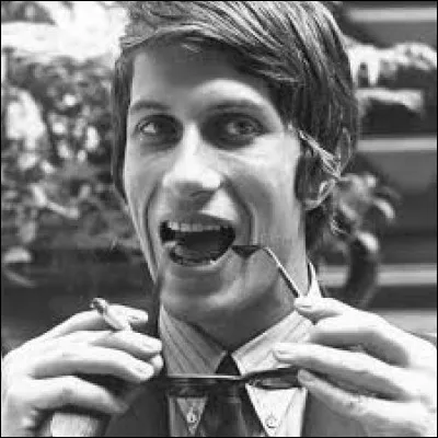 Voici les noms des acteurs et actrices les plus connus de la série française ''Fais pas ci, fais pas ça'' dont le titre est inspiré d'une chanson de Jacques Dutronc. Qui a débuté dans la troupe Nous Ç Nous aux côtés de Jean Dujardin ?