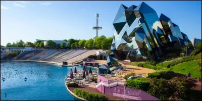 Dans quel département est situé le Futuroscope, à l'architecture atypique qui sans doute symbolise l'avenir ?