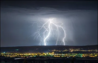 De quelle pièce de Corneille est tiré ce vers : "le passé me tourmente, et je crains l'avenir" ?