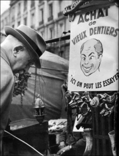 La meilleure pour la fin. Comme j'ai bien aimé cette photo, je vous demande : Comment blanchir un dentier jauni ?