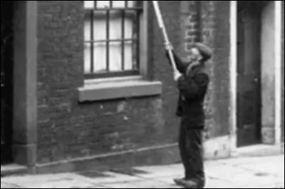 Que fait l'homme sur la photo ?