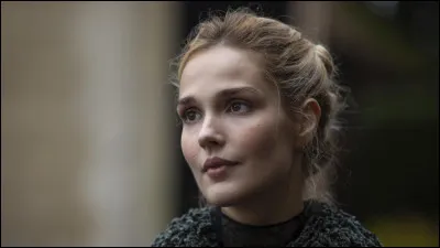 Nous apercevons ici la chanteuse et actrice Camille Lou.