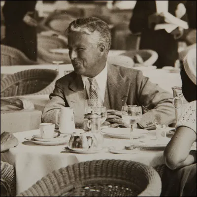 De quoi fut-il accusé en fréquentant Hanns Eisler et Bertolt Brecht ?