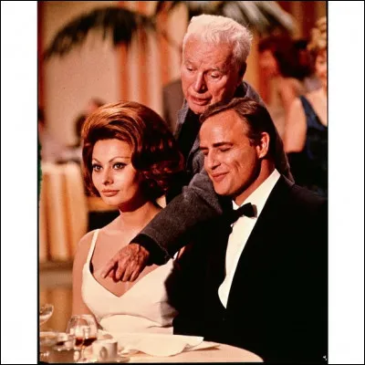 Quel est le couple d'acteurs à l'affiche du film de Chaplin "La Comtesse de Hong-Kong" sorti en 1967 ?