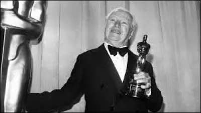 En dehors de ses deux Oscars d'honneur, quel est le seul Oscar obtenu par Chaplin ?