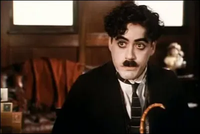 Quel acteur a interprété le rôle de Charlie Chaplin dans le film "Chaplin" réalisé en 1992 ?