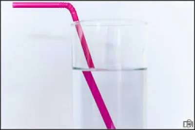 Pourquoi une paille dans un verre d'eau parait-elle cassée, décalée ?