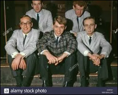 Georgie Fame & Blue Flames a chanté ''The Ballad of Bonnie & Clyde''. (Petit cadeau pour les fidèles qui lisent les commentaires) Combien de balles ont été tirées pour abattre Bonnie et Clyde dans l'embuscade qui leur coûta la vie ?