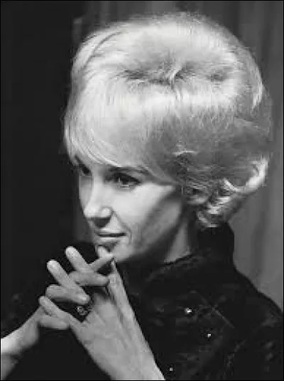 Extrait de ''Stand by Your Man'' de Tammy Wynette : 

''Sometimes it's hard to be a woman
Givin' all your love to just one man, oh yeah''

On a l'impression qu'elle regrette de n'avoir qu'un seul homme ! Comment s'appelle le fait d'être mariée à plusieurs hommes ?