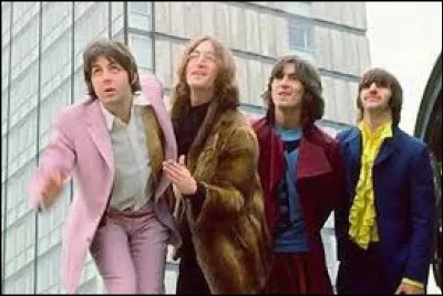 ''Revolution'' est un titre des Beatles. Comment a-t-on appelé les événements d'avril 1974 qui ont entraîné la chute de la dictature installée au Portugal depuis 1933 ?