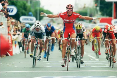 Spécialiste des sprints, il s'est distingué en remportant des étapes sur les trois grands tours et le championnat du monde sur route en 2002 : c'est ...