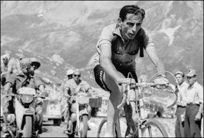 Commençons par le plus célèbre, surnommé le "Campionnisimo" : il a été, en 1949, le premier à réaliser le doublé Tour d'Italie-Tour de France; il a remporté cinq Tours d'Italie et deux Tours de France, de nombreuses classiques, il a été champion du monde en 1953 : c'est ...